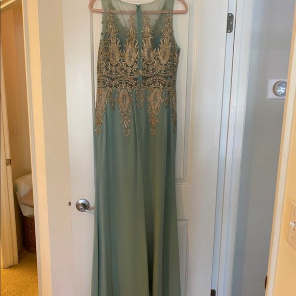 Bicici and Coty Gown - Picture 2 of 12